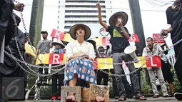 Massa dari Koalisi untuk Kendeng Lestari menyampaikan orasi di depan Kementerian BUMN, Jakarta, Senin (3/4). Mereka menggelar aksi teatrikal menuntut BUMN untuk tidak mengaktifkan pabrik semen semen di Rembang tersebut. (Liputan6.com/Angga Yuniar)
