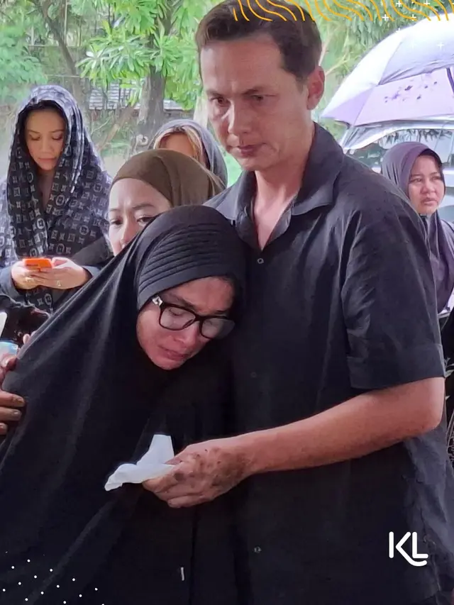 Pemakaman Ibu Ussy Sulistiawaty