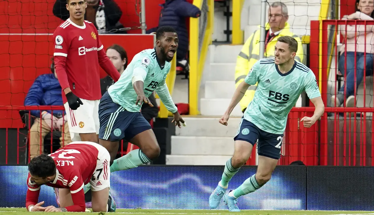 Manchester United justru harus kebobolan di menit ke-64. Leicester City berhasil unggul lebih dulu lewat aksi Kelechi Iheanacho yang mampu memaksimalkan umpan James Maddison. (AP/Jon Super)