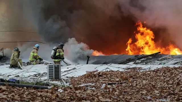 Kebakaran di area kumuh Seoul, Korea Selatan. (Baek Dong-hyun/AP)