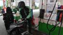 Pengendara motor mengisi bahan bakar di SPBU kawasan Jakarta, Senin (27/12/2021). Pemerintah berencana untuk menghapus Bahan Bakar Minyak (BBM) jenis Premium dan Pertalite dari peredaran secara bertahap dalam rangka peralihan penggunaan energi bersih. (Liputan6.com/Angga Yuniar)