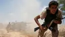 Pasukan tentara Libya saat menggempur militan ISIS di Kota Sirte, Libya, (21/7). Tentara Libya bersekutu dengan pasukan PBB untuk merebut kembali kota Sirte dari tangan kelompok militan tersebut. (REUTERS/Goran Tomasevic)