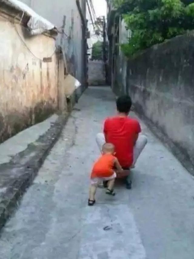 6 Tingkah Bapak-Bapak Kegirangan Ketemu Mainan Bocah, Menolak Tua