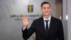 Pemain naturalisasi Indonesia, Jay Idzes memberikan pose saat menunggu pengambilan sumpah pewarganegaraan sebagai WNI di Kantor Wilayah Kementerian Hukum dan HAM, Cawang, Jakarta Timur, Kamis (28/12/2023). (Bola.com/Bagaskara Lazuardi)