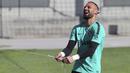 Kiper Portugal, Beto, tertawa saat latihan jelang laga kualifikasi Piala Eropa di Lisbon, Selasa (19/3). Portugal akan berhadapan dengan Ukraina. (AP/Armando Franca)