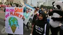 Sejumlah orang membawa poster dan menyerukan "save animal" dalam aksi #SaveAnimal di kawasan Bunderan HI, Jakarta, Minggu (31/1/2016). Dalam aksinya mereka mengecam perburuan binatang dan hentikan pembakaran hutan. (Liputa6.com/Faizal Fanani)