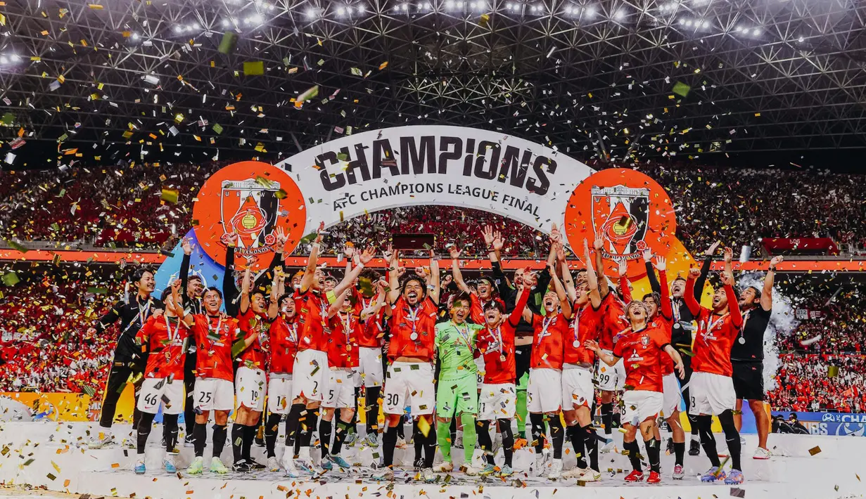 Suka cita pemain Urawa Red Diamonds setelah keluar sebagai juara Liga Champions Asia 2022 dalam pertandingan final leg kedua melawan Al-Hilal yang berlangsung di Saitama Stadium, Sabtu (6/5/2023). (Dok. J-League)
