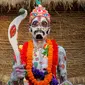 Seorang Penganut Hindu mengecat sekujur tubuhnya untuk melakukan ritual dari festival keagamaan Siwa Gajan di Bengal Barat , India , (11/4). Festival ini dilakukan sebagai penghormatan kepada Dewa Siwa. (REUTERS / Rupak De Chowdhuri)