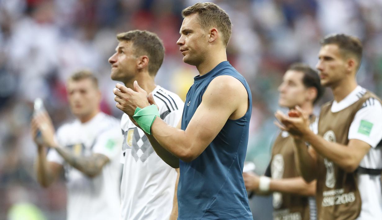 Para pemain Jerman menyapa suporter usai dikalahkan Meksiko pada laga Grup F Piala Dunia di Stadion Luzhniki, Moskow, Minggu (17/6/2018). Jerman kalah 0-1 dari Meksiko. (AP/Matthias Schrader)