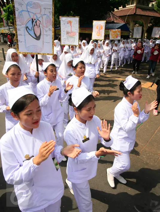 Sejumlah peserta memeriahkan pawai memperingati Hari Perawat Sedunia atau International Nurse Day di sepanjang Jalan Malioboro, Yogyakarta, Minggu (15/5). Pawai tersebut diikuti oleh sejumlah sekolah tinggi kesehatan di Jogja. (Liputan6.com/Boy Harjanto)