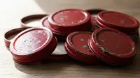 5 Langkah Mudah Bikin Jam Dinding Dapur Floral dari Tutup Toples Bekas