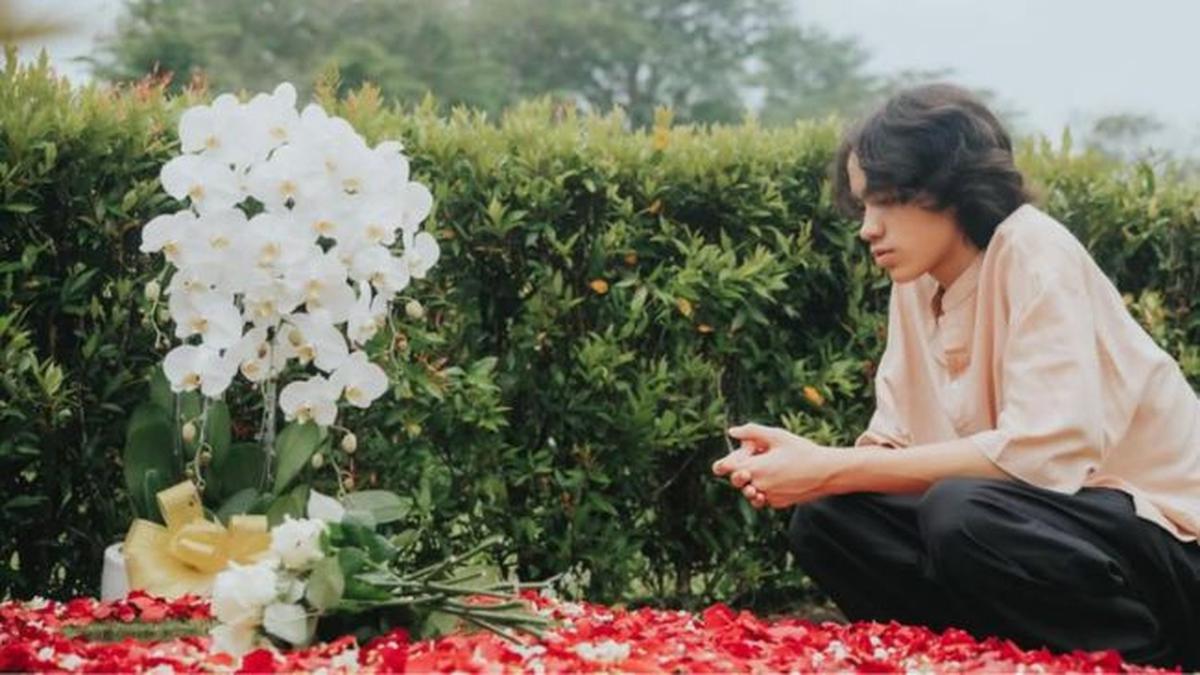 Ungkap Rindu Mendalam, Ini Potret-Potret Haru Noah Putra BCL Ziarah ke Makam Ashraf Sinclair