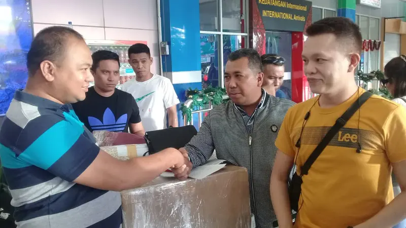 5 WNI asal Sulut dipulangkan di Indonesia setelah sempat ditahan di Filipina melalui Bandara Sam Ratulangi, Manado. (Foto: Liputan6.com/Yoseph Ikanubun)