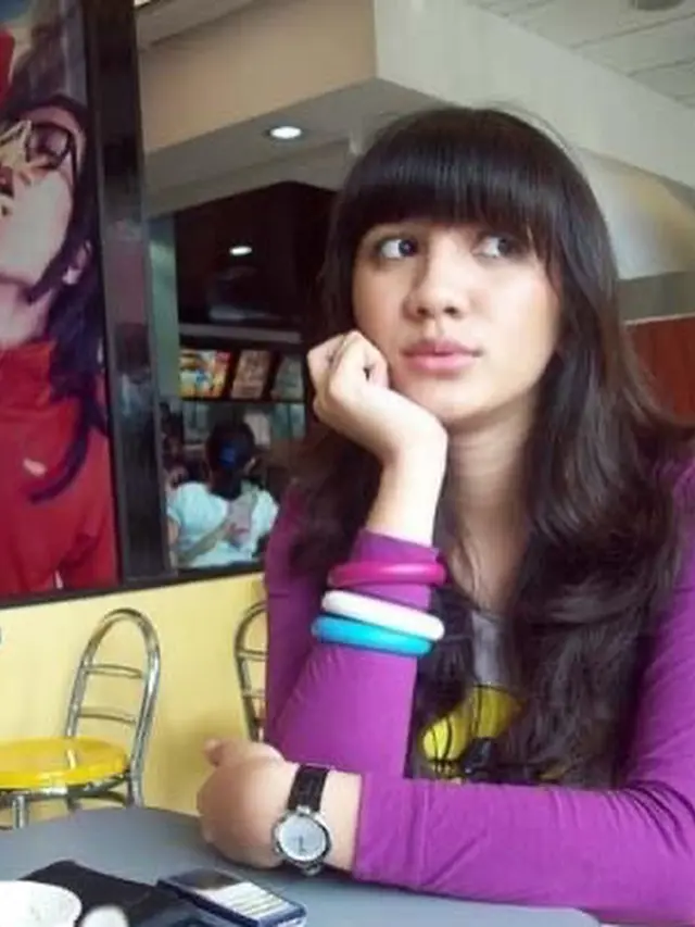 7 Poret Lawas Acha Sinaga, Punya Poni dan Suka Baju Warna Ungu
