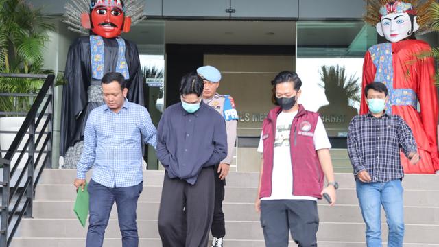 Penampakan Onadio Leonardo Usai Jalani Pemeriksaan di Polres Jakbar: Pakai Masker dan Tertunduk