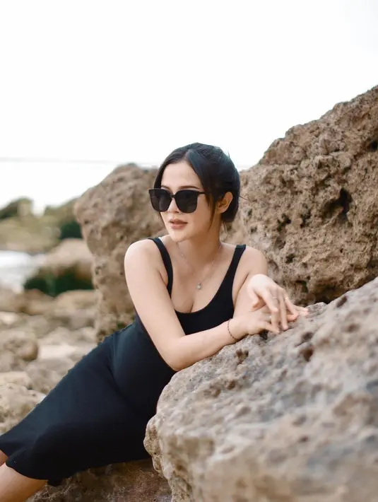 Bella Bonita mengaku sudah tak sabar untuk ketemu sang buah hati. Pasangan ini menikah pada 7 Juli 2023 silam. 17 September 2023 pasangan ini mengumumkan kabar bahagia. Ditengah berbahagia, Denny dan Bella harus kehilangan salah satu bayi kembarnya. [Instagram/bellabonita_r.a]