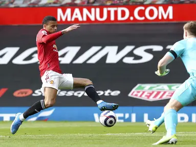 Pemain Manchester United Mason Greenwood berusaha untuk mencetak gol ke gawang Burnley pada pertandingan Liga Inggris di Stadion Old Trafford, Manchester, Inggris, Minggu (18/4/2021). Manchester United menang 3-1. (Martin Rickett/Pool via AP)