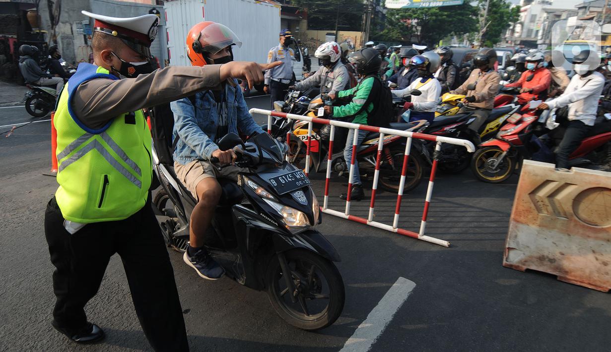Petugas polisi memberhentikan pengendara motor saat memeriksa kelengkapan STR pada pos  perpanjangan Pemberlakuan Pembatasan Kegiatan Masyarakat (PPKM) Jalan Raya Ir.H.Djuanda, depan Sandratex, Tangerang Selatan, Kamis (15/07/2021). (merdeka.com/Arie Basuki )
