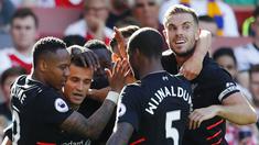 Pemain Liverpool merayakan gol yang dicetak Philippe Coutinho ke gawang Arsenal pada laga Liga Premier Inggris di Stadion Emirates, London, Inggris, Minggu (14/8/2016). Arsenal takluk 3-4 dari Liverpool. (Reuters/Eddie Keogh)