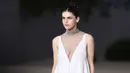 <p>Penampilan Alexandra Daddario di Academy Museum Gala juga patut diberi acungan jempol. Ia memilih mengenakan long dress dari Dior Haute Couture Spring-Summer 2022. Dress ini terbuat dari ecru silk crepe dengan garis leher yang dalam di bagian depan dan belakang, disulam dengan benang metalik dan penutup dada dari mutiara abu-abu yang halus. Foto: Document/Dior.</p>