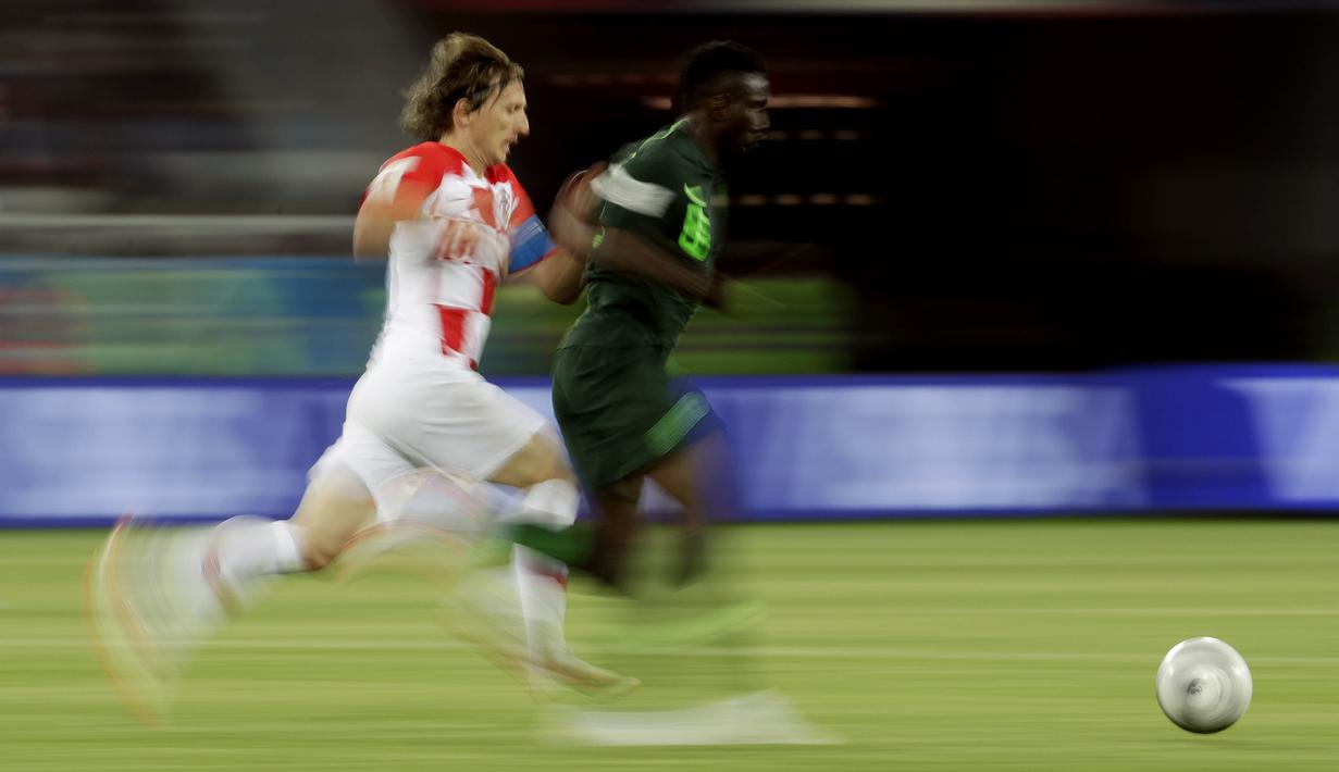 Gelandang Kroasia, Luka Modric, berebut bola dengan gelandang Nigeria, Oghenekaro Etebo, pada laga Piala Dunia di Stadion Kaliningrad, Rusia, Minggu (17/6/2018). Kroasia menang 2-0 atas Nigeria. (AP/Petr David Josek)