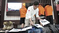 Petugas menyiapkan barang bukti terkait kasus persekusi maut terhadap Abi Qowi Suparto di Polda Metro Jaya, Jakarta (10/9). Abi tewas setelah dipersekusi para pegawai sebuah toko vape setelah dituduh mencuri. (Liputan6.com/Helmi Afandi)