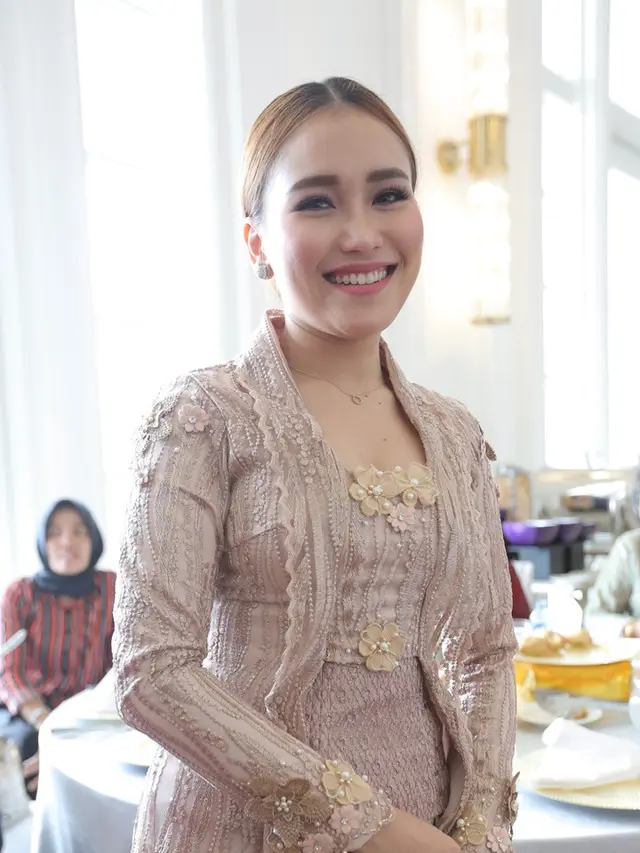 7 Potret Gaya Ayu Ting Ting Saat Hadir di Pernikahan Tania Nadira, Bikin Pangling