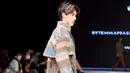 Busana yang dikenakan Eddy Meijer saat melenggang di panggung IFW 2022 adalah long coat bernuansa edgy, dari potongan-potongan tenun yang dijahit menjadi satu kesatuan. Foto: Instagram.