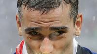 Pemain timnas Prancis, Antoine Griezmann mencium trofi Piala Dunia 2018 saat merayakan gelar juara setelah mengalahkan Kroasia pada  laga final di Luzhniki Stadium, Minggu (15/7). Prancis membekuk Kroasia dengan skor akhir 4-2 (AP Photo/Matthias Schrader)