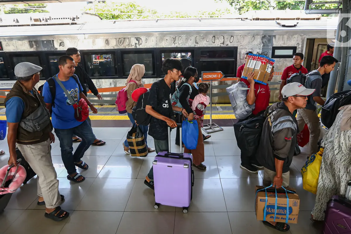 Manajer Humas PT Kereta Api Indonesia (PT KAI Persero) Daop 1 Jakarta Ixfan Hendriwintoko memproyeksikan ada sebanyak 47.317 penumpang yang datang atau kembali ke Jakarta pada hari ini, Minggu (14/4/2024).