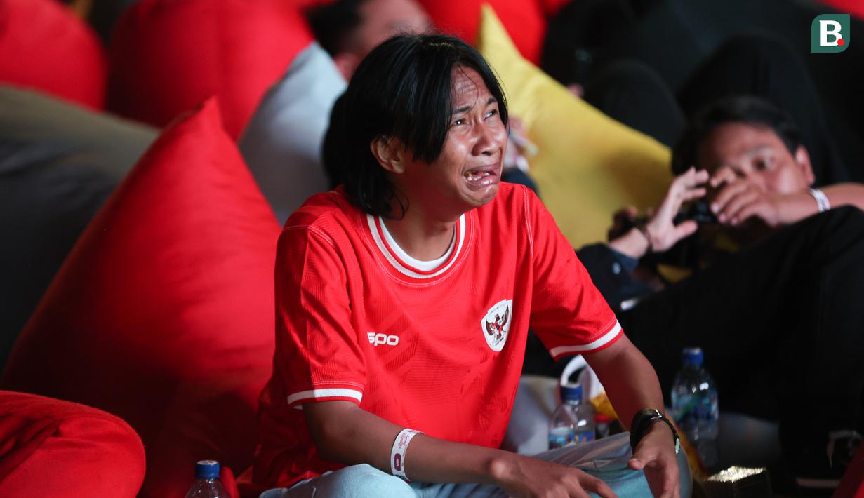 Fajar Sadboy menangis saat nobar laga Timnas Indonesia vs China di Kompleks Stadion Utama Gelora Bung Karno (SUGBK), Senayan, Jakarta, Selasa (15/10/2024) malam WIB. (Bola.com/Abdul Aziz)