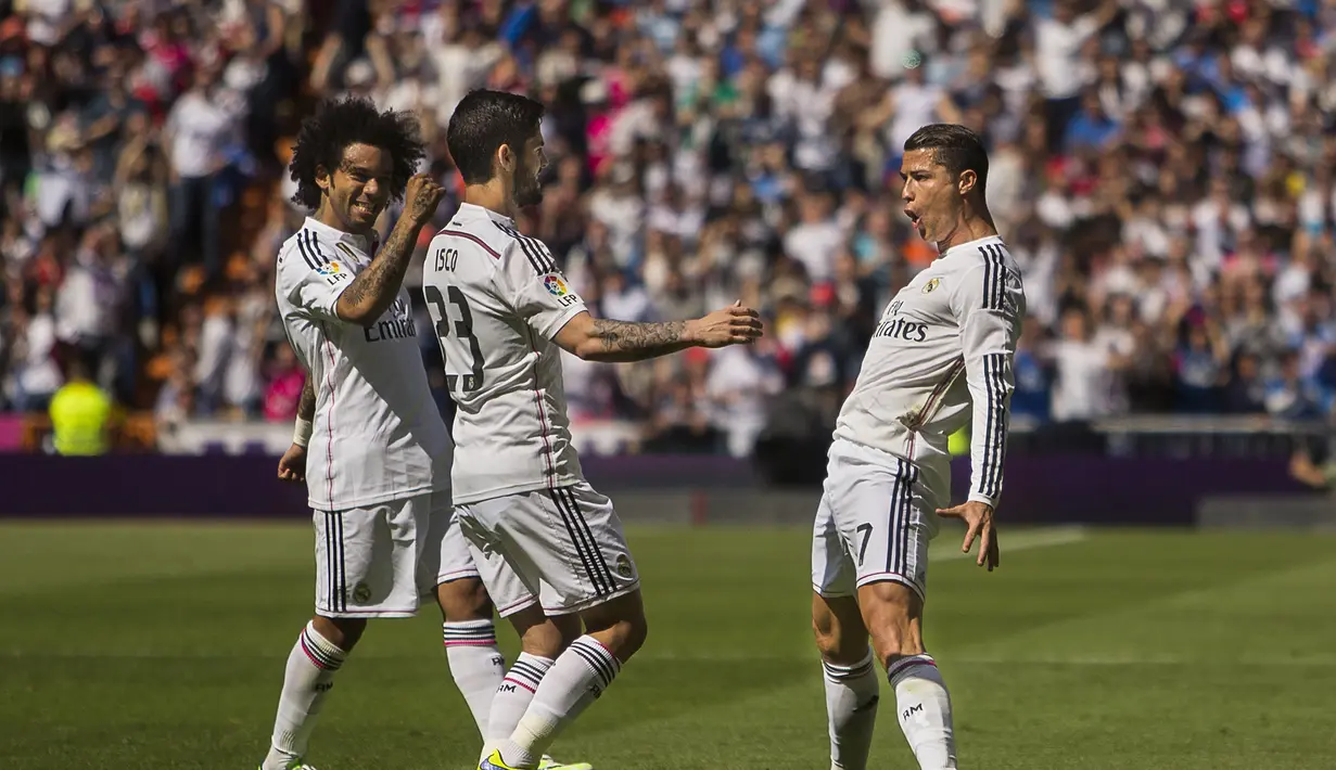 Cristiano Ronaldo berhasil membuka keunggulan Real Madrid di menit ke-21. Eksekusi tendangan bebas CR7 melesat mulus masuk ke dalam gawang Eibar (AP Photo/Andres Kudacki)