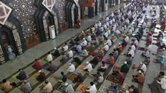 Suasana jemaah Salat Jumat di Masjid At-Tin, Jakarta, Jumat (13/08/2021). Masjid At-Tin kembali menggelar Salat Jumat pertama kalinya setelah kegiatan shalat jumat dihentikan lantaran mengikuti ketentuan pemberlakuan PPKM Darurat. (Liputan6.com/Herman Zakharia)
