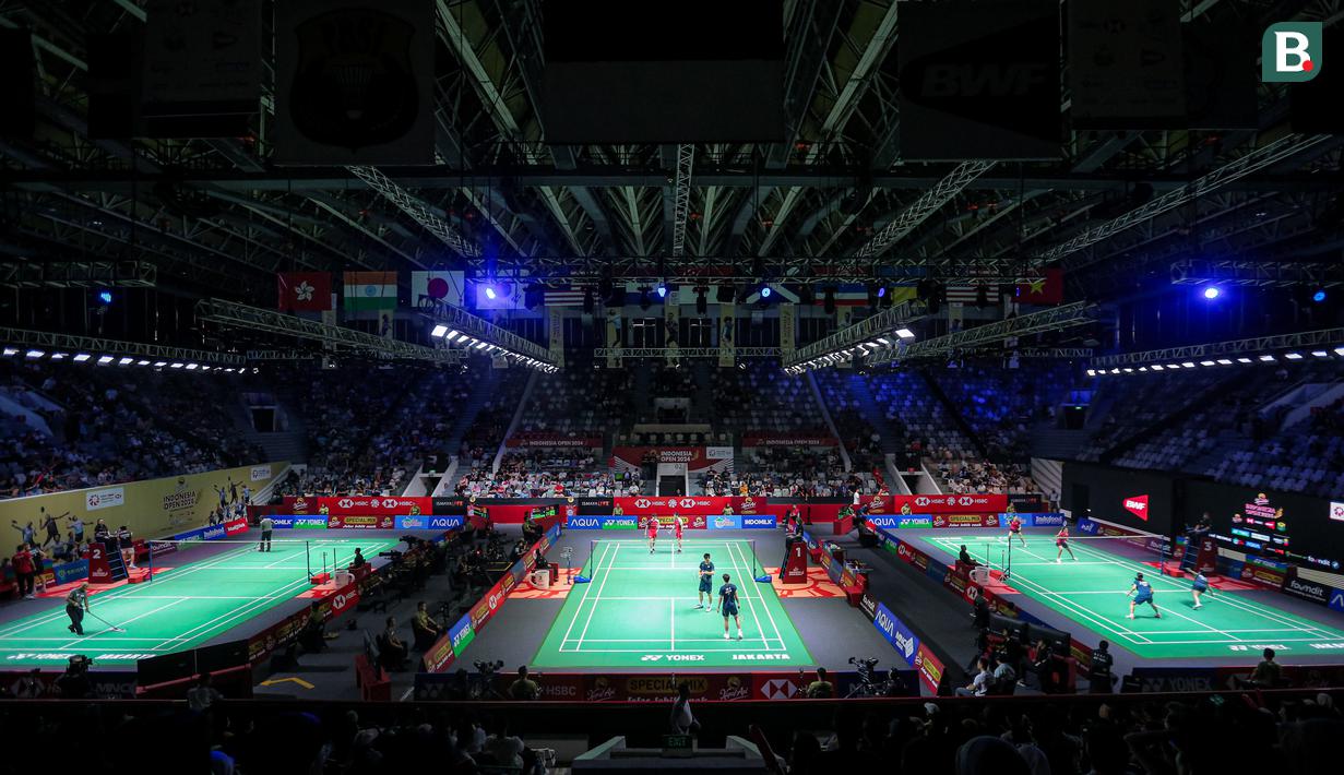 Pemandangan sepi tribune Istora Senayan, Jakarta, Kamis (06/06/2024) saat babak 16 besar Indonesia Open 2024. (Bola.com/Bagaskara Lazuardi)