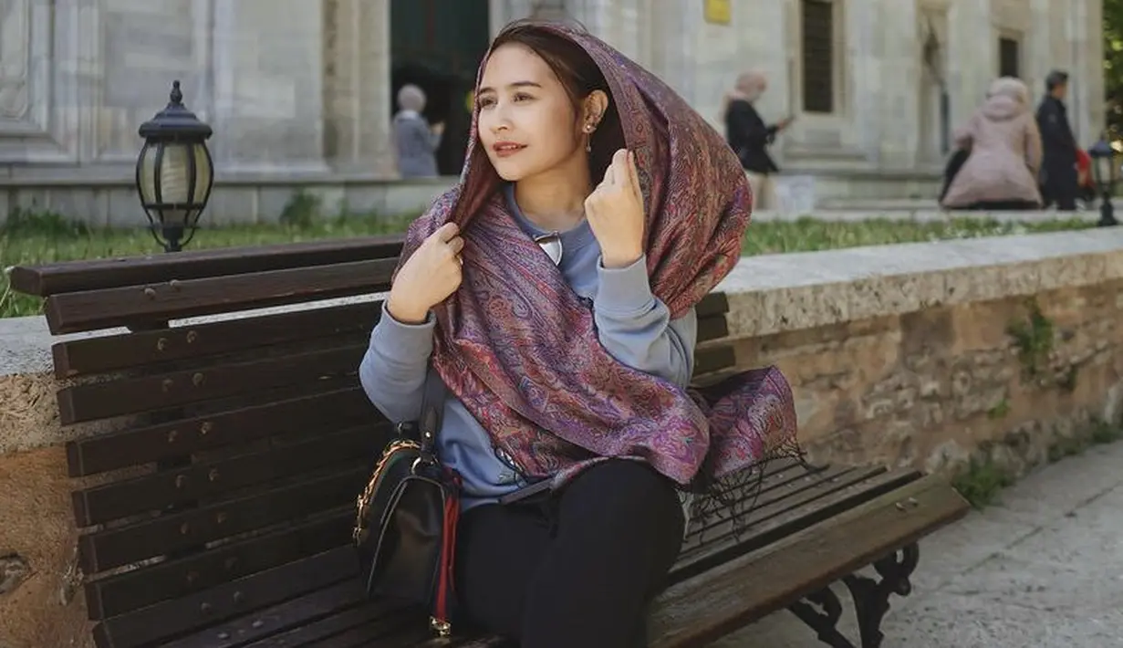 <p>Ia pun mengambil beberapa pose ketika mengenakan pashmina. Ia mengenakan pashmina tersebut tanpa dililitkan menggunakan peniti, hanya dikenakan menutupi kepalanya. @prillylatuconsina96</p>