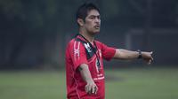 Pelatih Semen Padang, Nil Maizar, memimpin latihan jelang laga final Piala Jenderal Sudirman melawan Mitra Kukar di Lapangan Sutasoma, Jakarta, Jumat (22/1/2016). (Bola.com/Vitalis Yogi Trisna)
