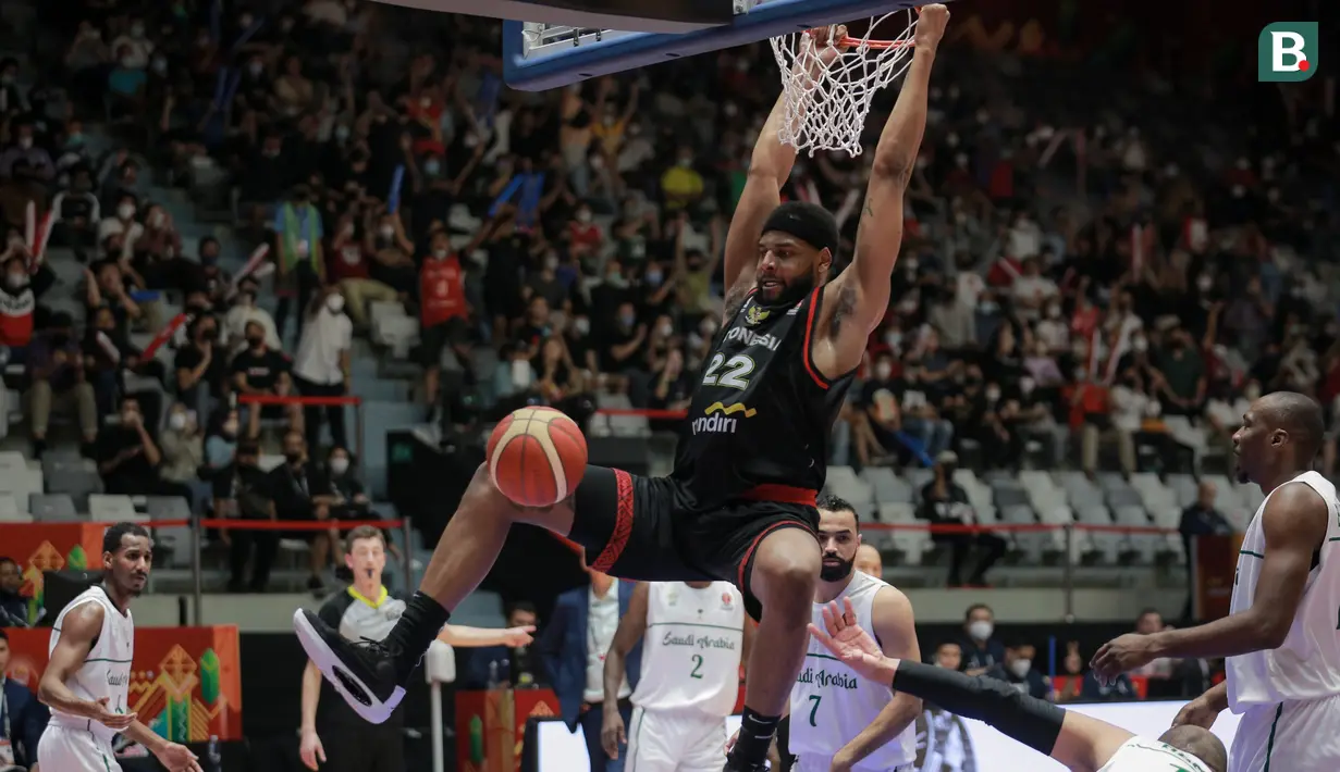 <p>Marques Terrell Bolden berhasil menjadi bintang lapangan saat Timnas Basket Indonesia bersua dengan Timnas Basket Arab Saudi pada matchday pertama Grup A FIBA Asia Cup 2022 di Istora Senayan, Jakarta, Selasa (12/07/2022). (Bola.com/Bagaskara Lazuardi)</p>