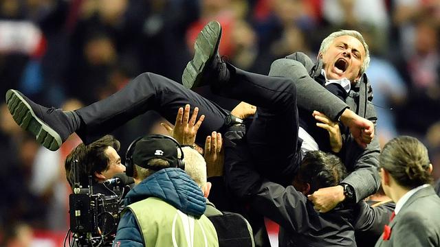 Gaya Mourinho Bersama Trofi Liga Europa