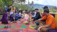 Makan Nasi Baka secara Bajamba di tepi sawah yang diikuti ratusan penyair dan tamu undangan, dalam acara Temu Penyair Asia Tenggara (TPAT) 2022, Kamis (1/12)/Istimewa.