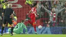 Pemain Liverpool Luis Diaz (kanan) merayakan gol ke gawang Manchester United yang dianulir karena offside pada pertandingan sepak bola Liga Inggris di Stadion Anfield, Liverpool, Inggris, 19 April 2022. Liverpool menang 4-0. (AP Photo/Jon Super)