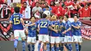 Para pemain Timnas Jepang merayakan gol pertama ke gawang Timnas Indonesia yang dicetak striker Ayase Ueda lewat eksekusi penalti pada laga ketiga Grup D Piala Asia 2024 di Al-Thumama Stadium, Doha, Qatar, Rabu (24/1/2024) malam WIB. (AFP/Hector Retamal)