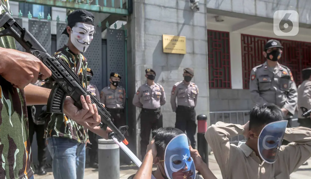 Massa menggelar demonstrasi solidaritas untuk muslim Uighur di depan Kedubes China, Jakarta, Jumat (3/6/2022). Mereka menuntut pemerintah China melalui kedutaan besarnya di Indonesia untuk segera menghentikan penyiksaan, penyanderaan, dan pelarangan umat muslim Uighur dalam melaksanakan aktivitas ibadah. (Liputan6.com/Faizal Fanani)