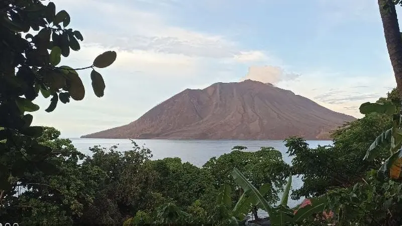 Kondisi Gunung Ruang yang terdapat di Kecamatan Tagulandang, Kabupaten Kepulauan Sitaro, Sulut, pada Senin (29/4/2024).