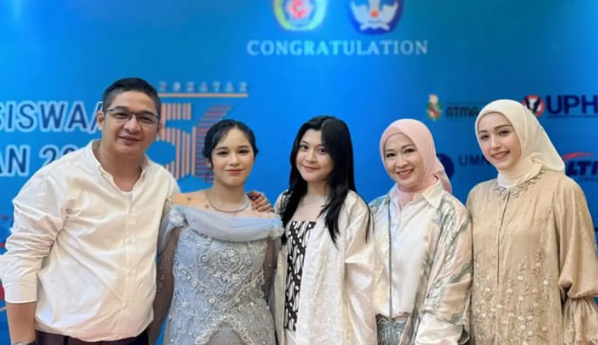 Okie memadukan dengan kerudung pink dengan gaya lilit leher. Makeupnya pun tampil bright dengan lipstik merah. [@adeliapasha]