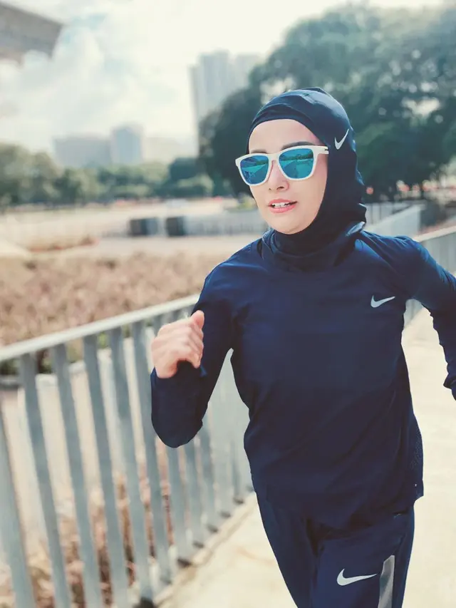 Tampil Tertutup dan Behijab, Ini 7 Gaya Sporty Soraya Larasati