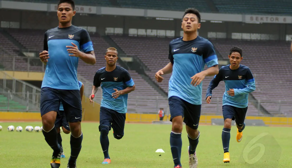 Pemain Timnas U-19 Indonesia, Evan Dimas (paling kanan) berlatih bersama seniornya jelang laga persahabatan melawan Timor Leste di Stadion GBK Jakarta, Senin (10/11/2014).(Liputan6.com/Helmi Fithriansyah)