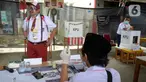 Petugas KPPS dengan berseragam sekolah saat bertugas dalam Tangerang Selatan 2020 di TPS 49, Kompleks Perumahan Cendana Residence, Pondok Benda, Pamulang, Rabu (9/12/2020). TPS Pilkada 2020 itu mengusung tema Rindu Sekolah Lagi (Kisah-Kasih di Sekolah). (merdeka.com/Dwi Narwoko)