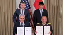 Sebagai informasi, Amerika Serikat dan Indonesia telah menjalin hubungan diplomatik formal selama lebih dari 75 tahun. Tampak dalam foto, Menteri Urusan Perang Amerika Serikat, Pete Hegseth (kiri) bersama Menteri Pertahanan Republik Indonesia, Sjafrie Sjamsoeddin, berpose untuk foto bersama Mayor Jenderal Angkatan Udara AS Kelly McKeague dan Mayor Jenderal Indonesia Agus Widodo (kanan) setelah menandatangani nota kesepahaman di Pentagon, Arlington, Virginia, pada 13 April 2026. (Chip Somodevilla/Getty Images North America/Getty Images via AFP)