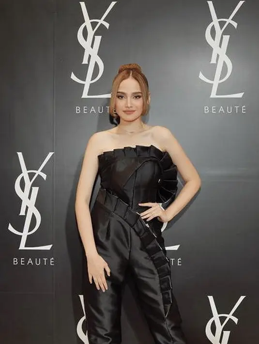 <p>Dalam acara tersebut, Syifa tampil elegan dengan jumpsuit warna hitam off shoulder yang mengekspos pundaknya. [Instagram/syifahadju]</p>