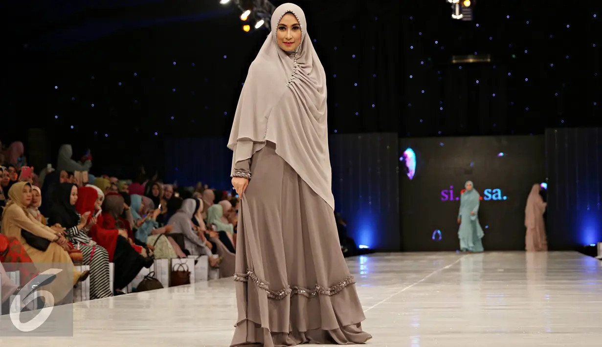 Artis Anisa Annisa Trihapsari membawakan busana muslim rancangan Si.Se.Sa: Syar'i for Urban, Jakarta (10/2). Peragaan menampilkan 61 koleksi dalam tujuh rangkaian dengan rentang warna pastel yang lebar. (Liputan6.com/Immanuel Antonius)